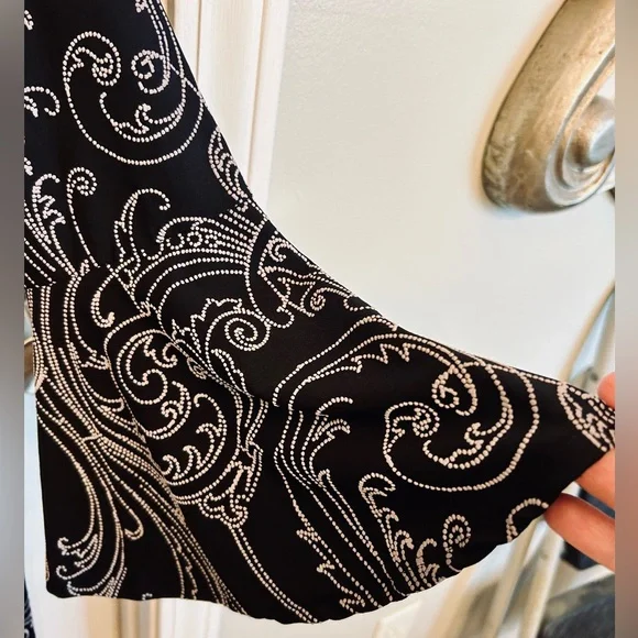 **HOST PICK** Black and white textured design size 10 - Picture 6 of 7